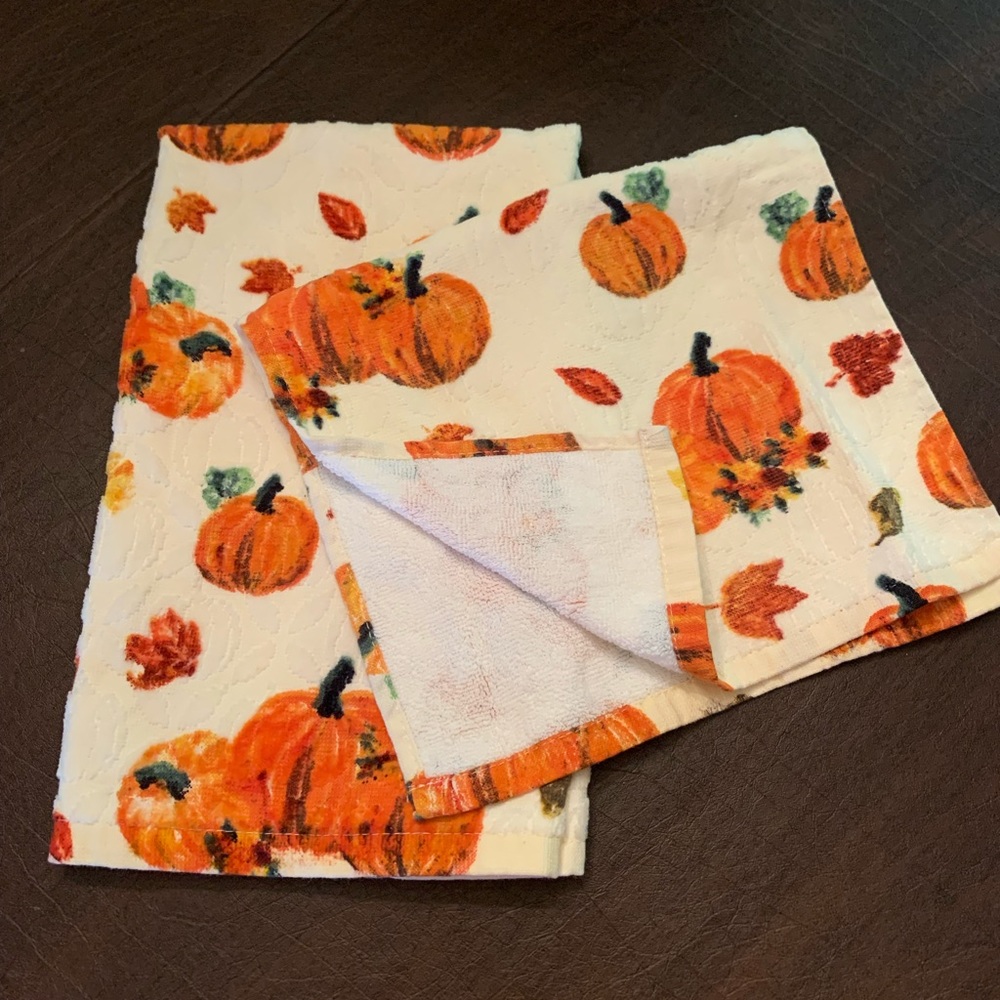 Kitchen towel with matching bar size cloth. 🍁 Like new